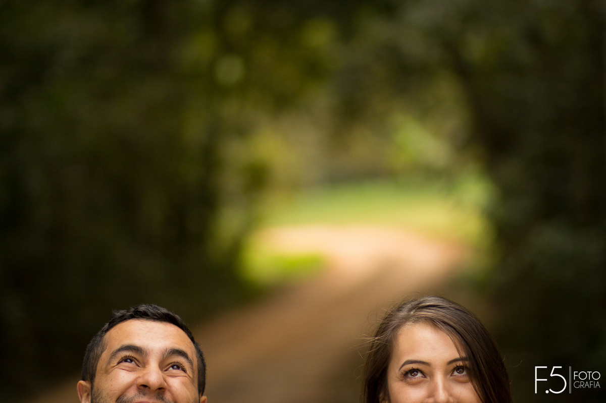 Casal de noivos, Daiane e Charles, olhando o céu em uma Fazenda em São Pedro da União - MG