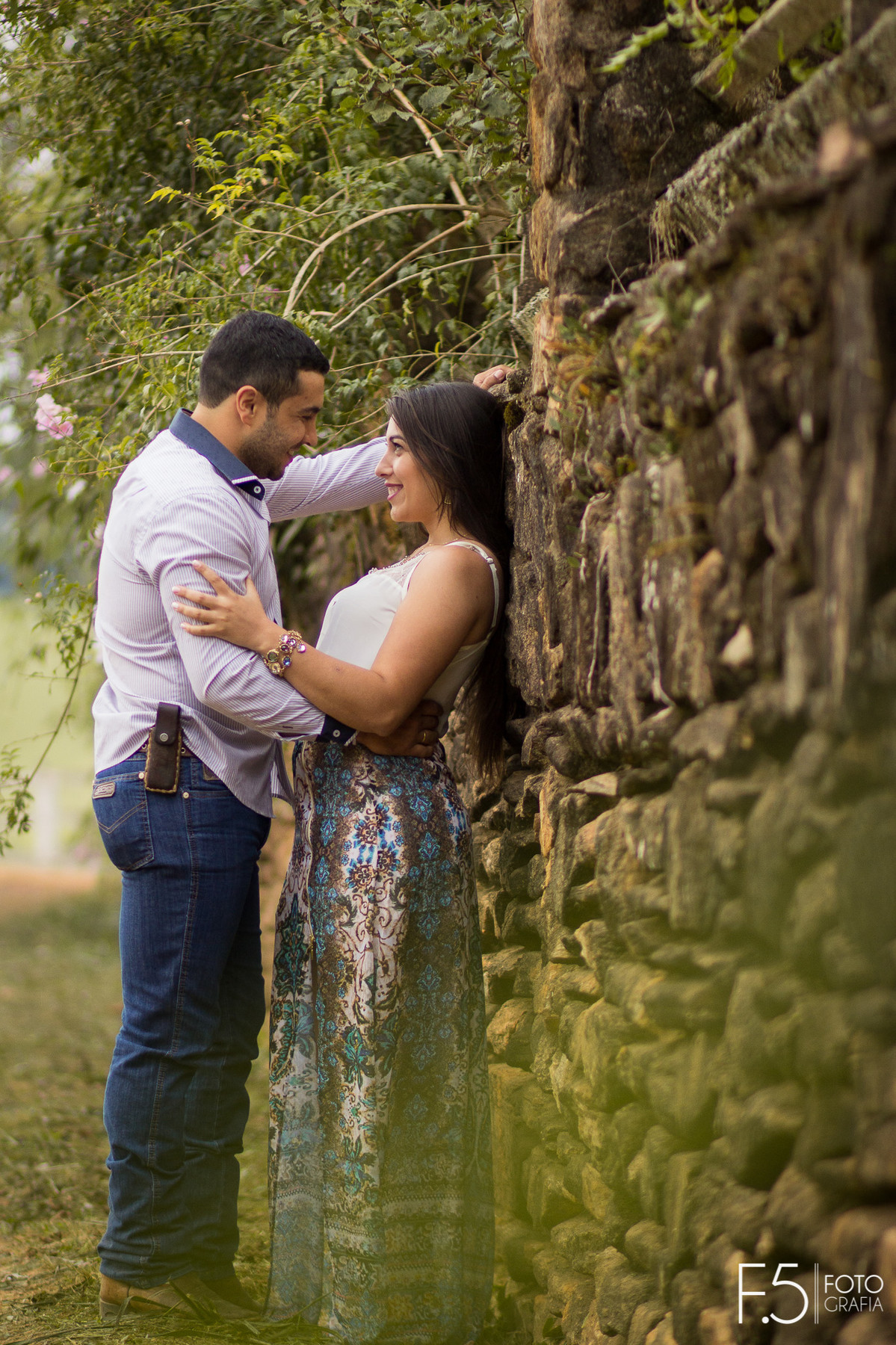 Casal de noivos, Daiane e Charles, se olhando em uma Fazenda em São Pedro da União - MG.