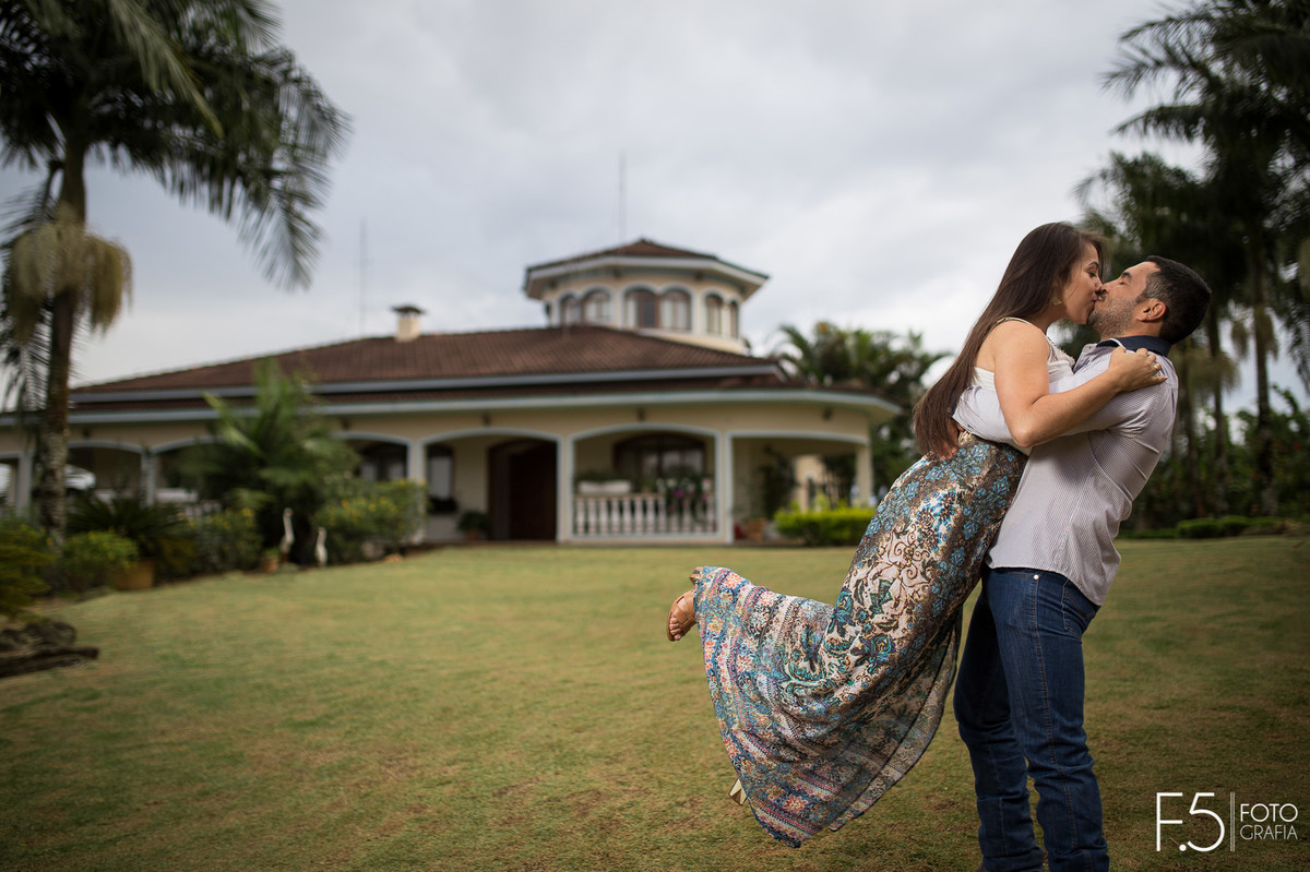 Casal de noivos, Daiane e Charles, se abraçando em uma Fazenda em São Pedro da União - MG.