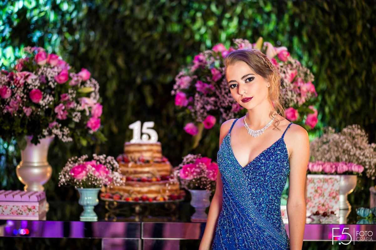 Festa de 15 Anos Amanda, em frente a mesa de decoração, em Muzambinho - MG.