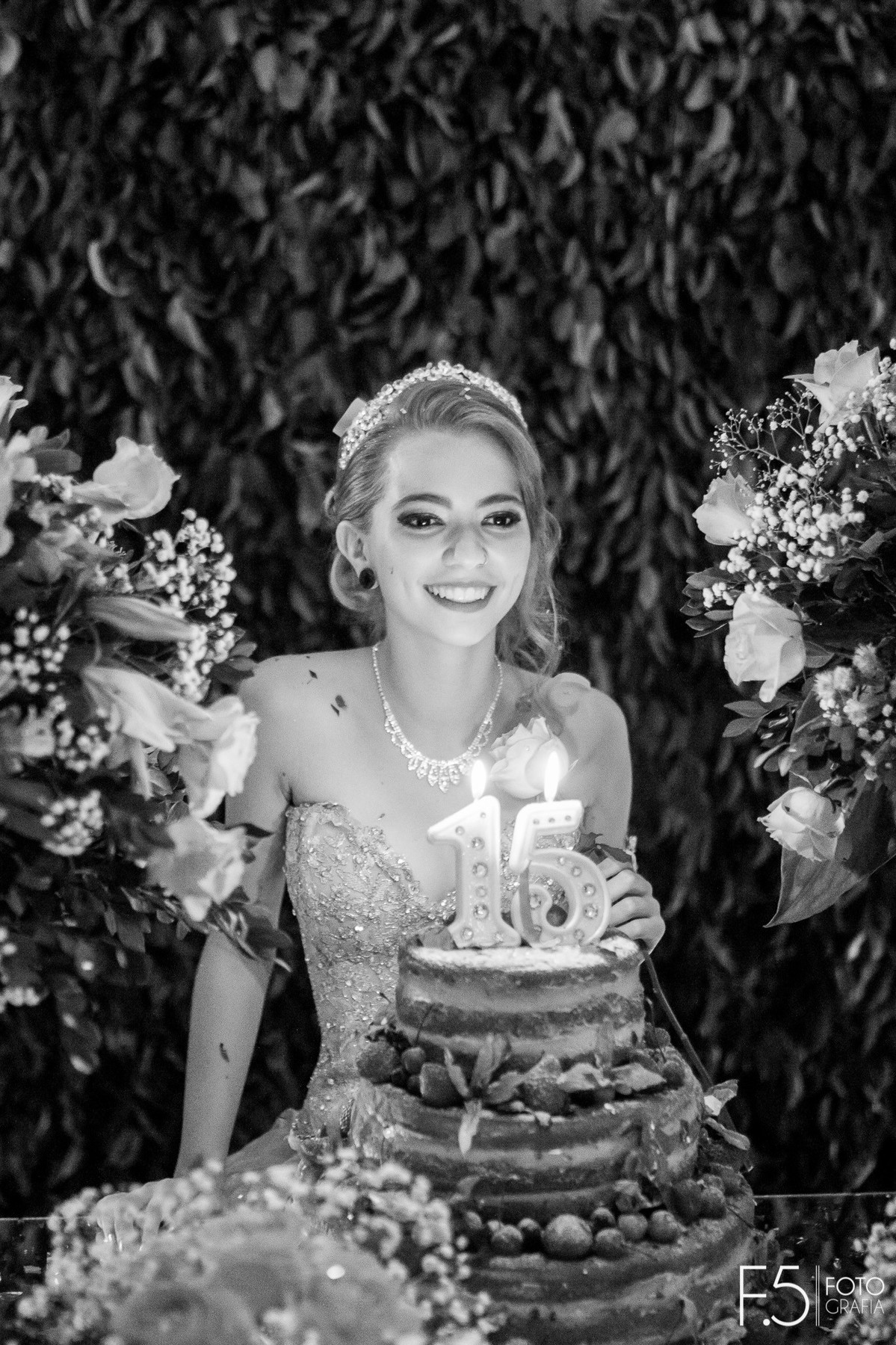 Festa de 15 Anos Amanda, atrás do bolo com as velas acesas, em Muzambinho - MG.