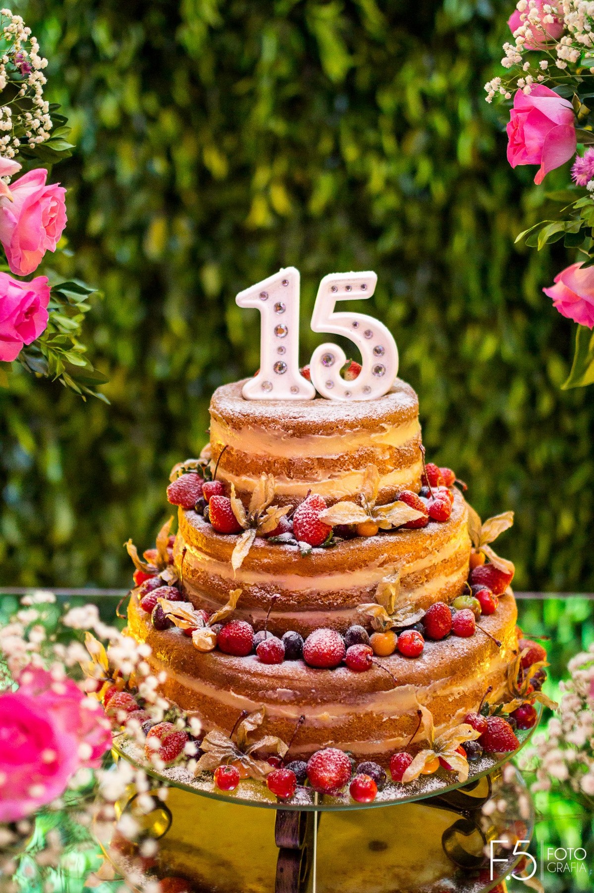 Festa de 15 Anos Amanda, bolo decorado com frutas, em Muzambinho - MG.