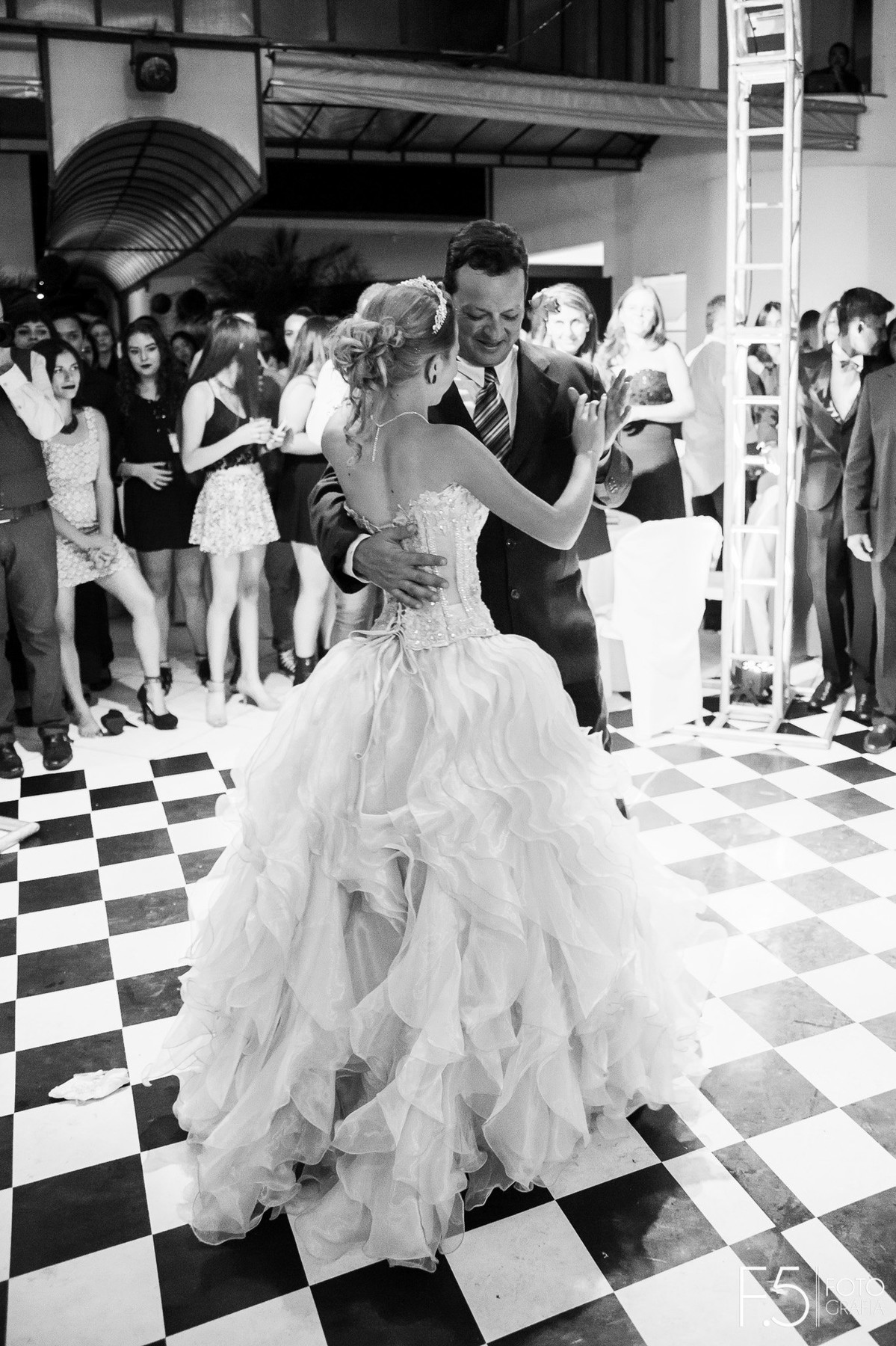 Amanda dançando valsa com seu pai, em sua festa de 15 Anos que aconteceu em Muzambinho - MG.