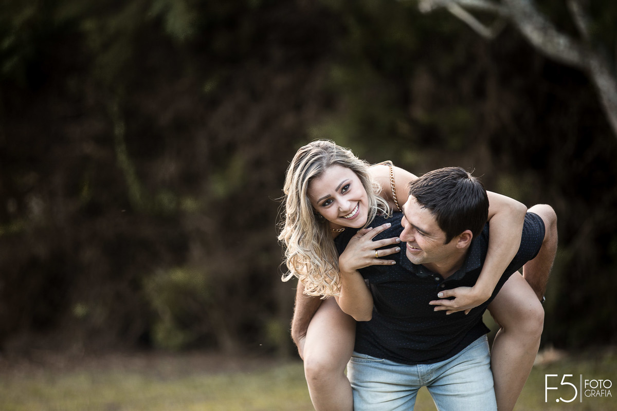 Casal de noivos, Ana Paula e Renan, de cavalinho e sorrindo, Pré Wedding Muzambinho - MG