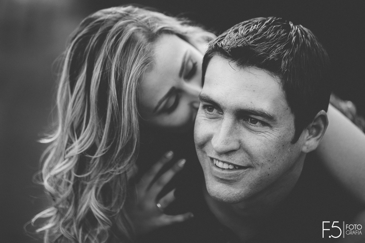 Casal de noivos, Ana Paula e Renan, dando beijo no rosto, v