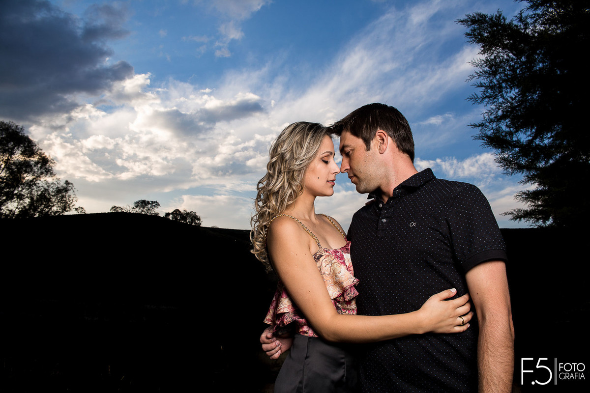 Casal de noivos, Ana Paula e Renan, rostos colados em meio ao por do sol, Pré Wedding Muzambinho - MG