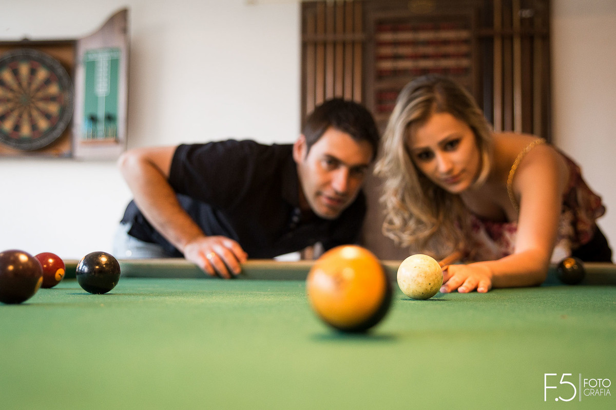 Casal de noivos, Ana Paula e Renan, jogando sinuca, Pré Wedding Muzambinho - MG