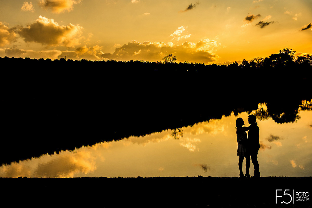 Casal de noivos, Ana Paula e Renan, em meio a um lindo por do sol, Pré Wedding Muzambinho - MG