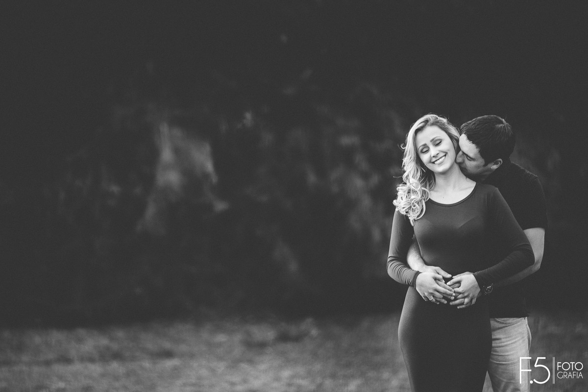 Casal de noivos, Ana Paula e Renan, se acariciando, Pré Wedding Muzambinho - MG