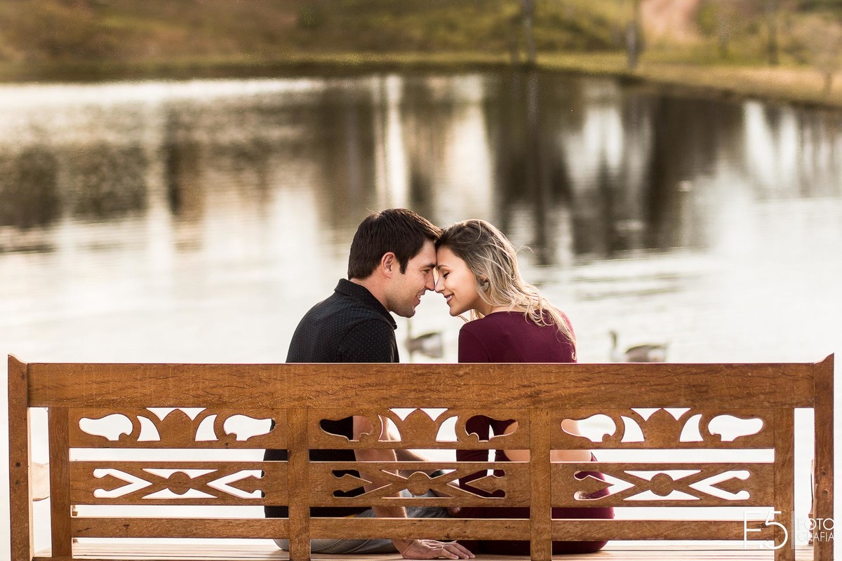 Casal de noivos, Ana Paula e Renan, trocando carinhos e sentados em frente ao lago, Pré Wedding Muzambinho - MG