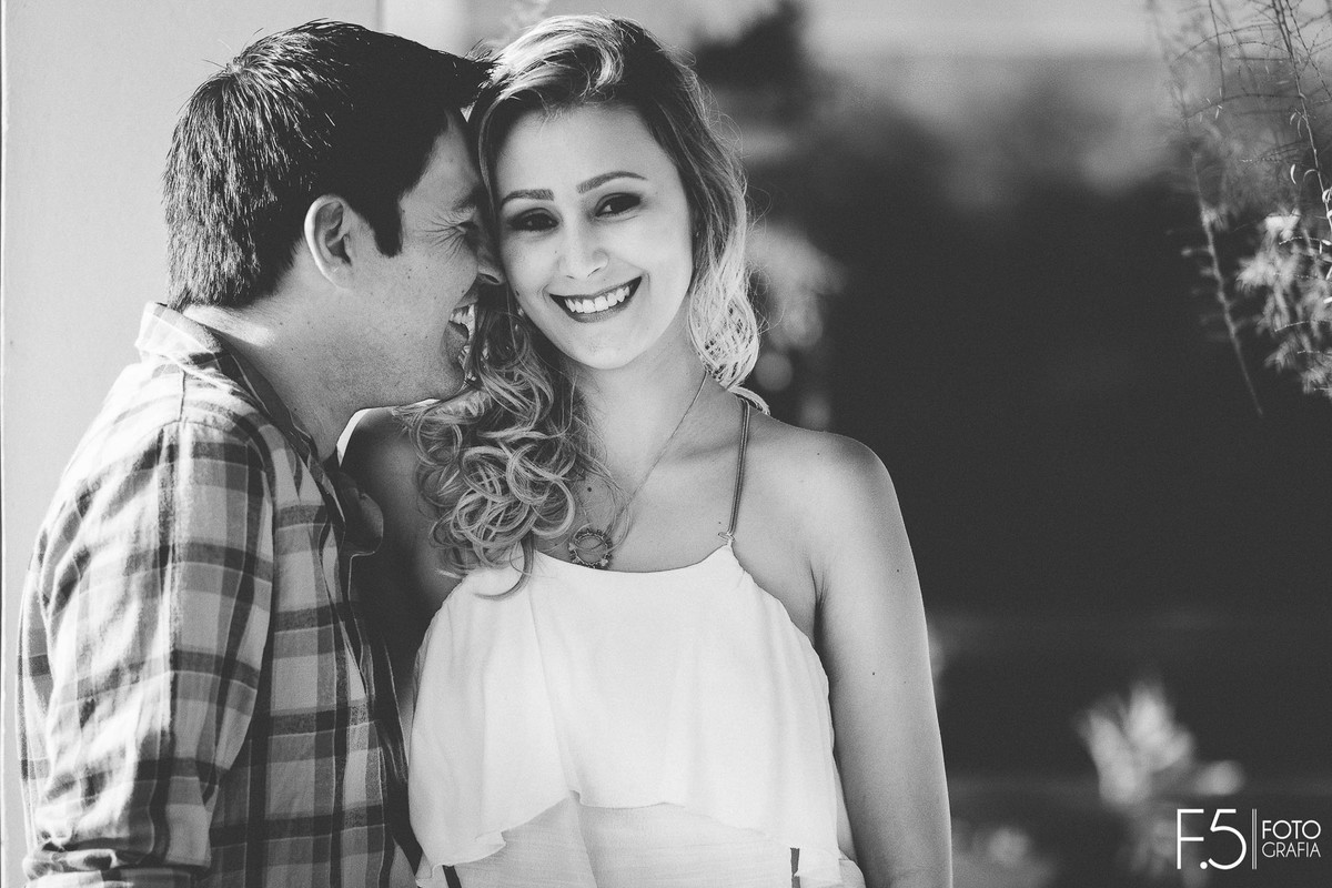 Casal de noivos, Ana Paula e Renan, sorrindo em meio a sacada Pré Wedding Muzambinho - MG