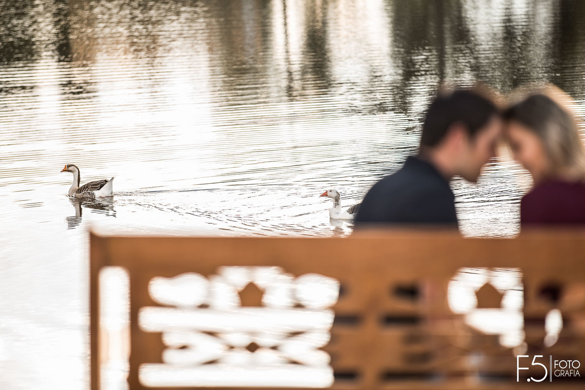 Casal de noivos, Ana Paula e Renan, sentados em frente ao lago, Pré Wedding Muzambinho - MG
