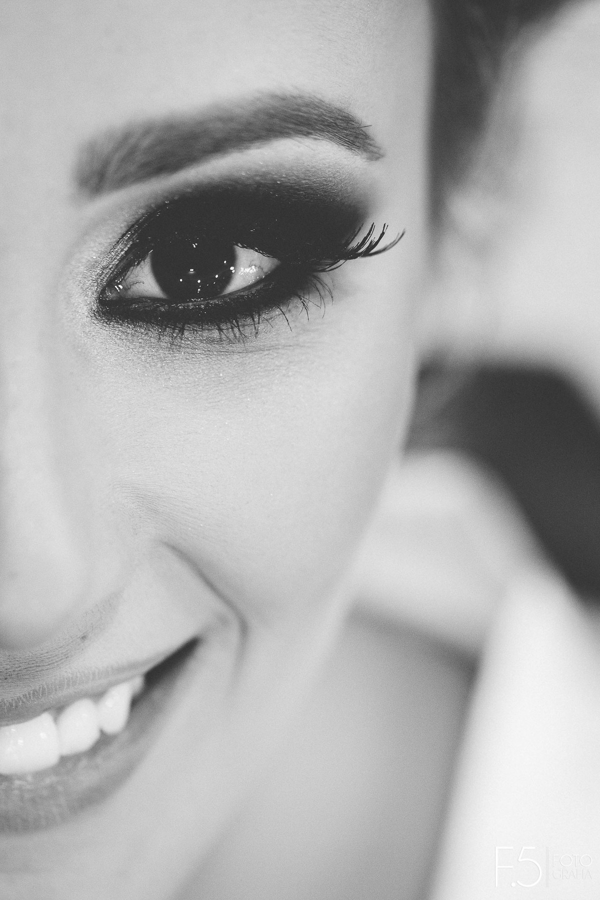 Making Of da noiva Ana Paula, sorrindo e olhando para a fotografia. Casamento Muzambinho - MG