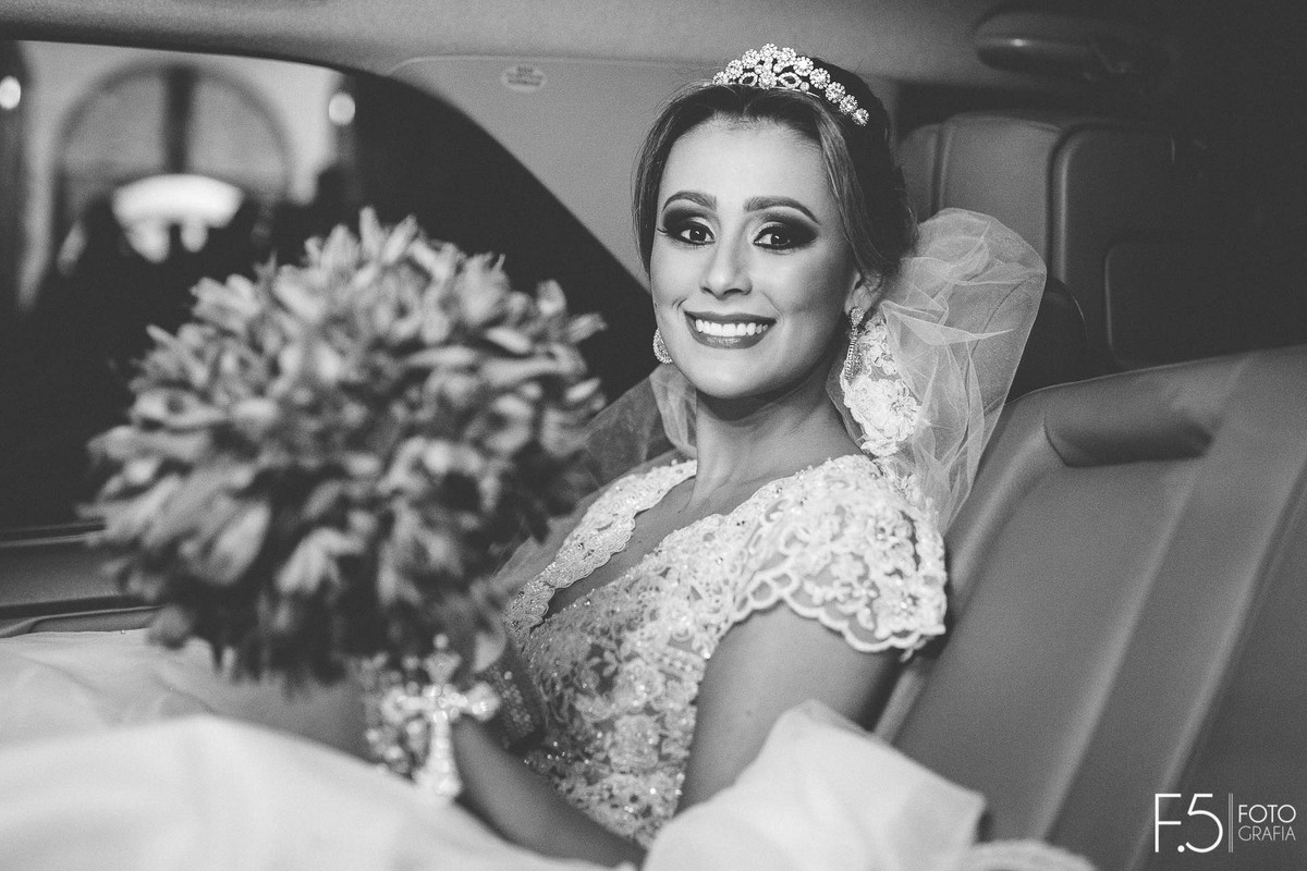 Noiva Ana Paula prestes a entrar na igreja. Casamento Muzambinho - MG