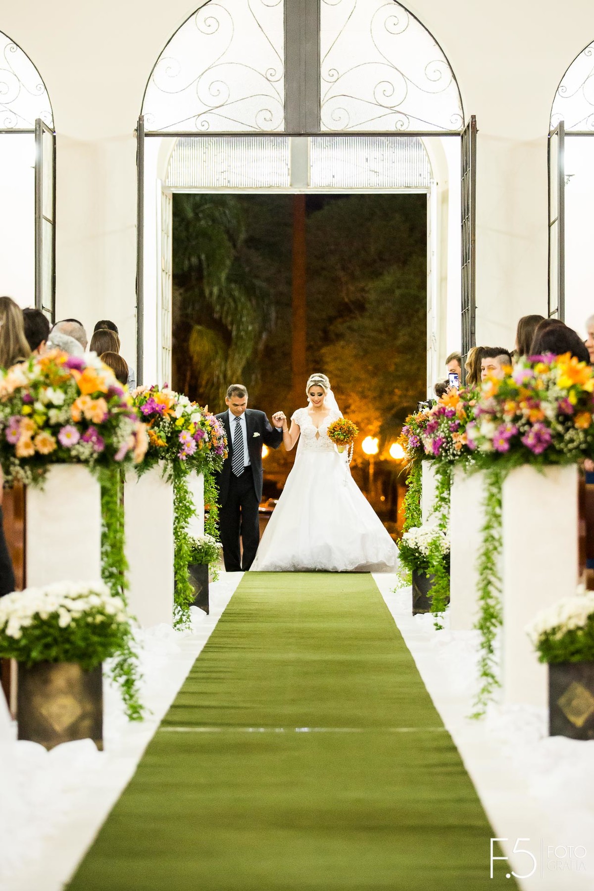 Noiva Ana Paula entrando na Igreja Matriz, em Muzambinho MG. Casamento Muzambinho - MG
