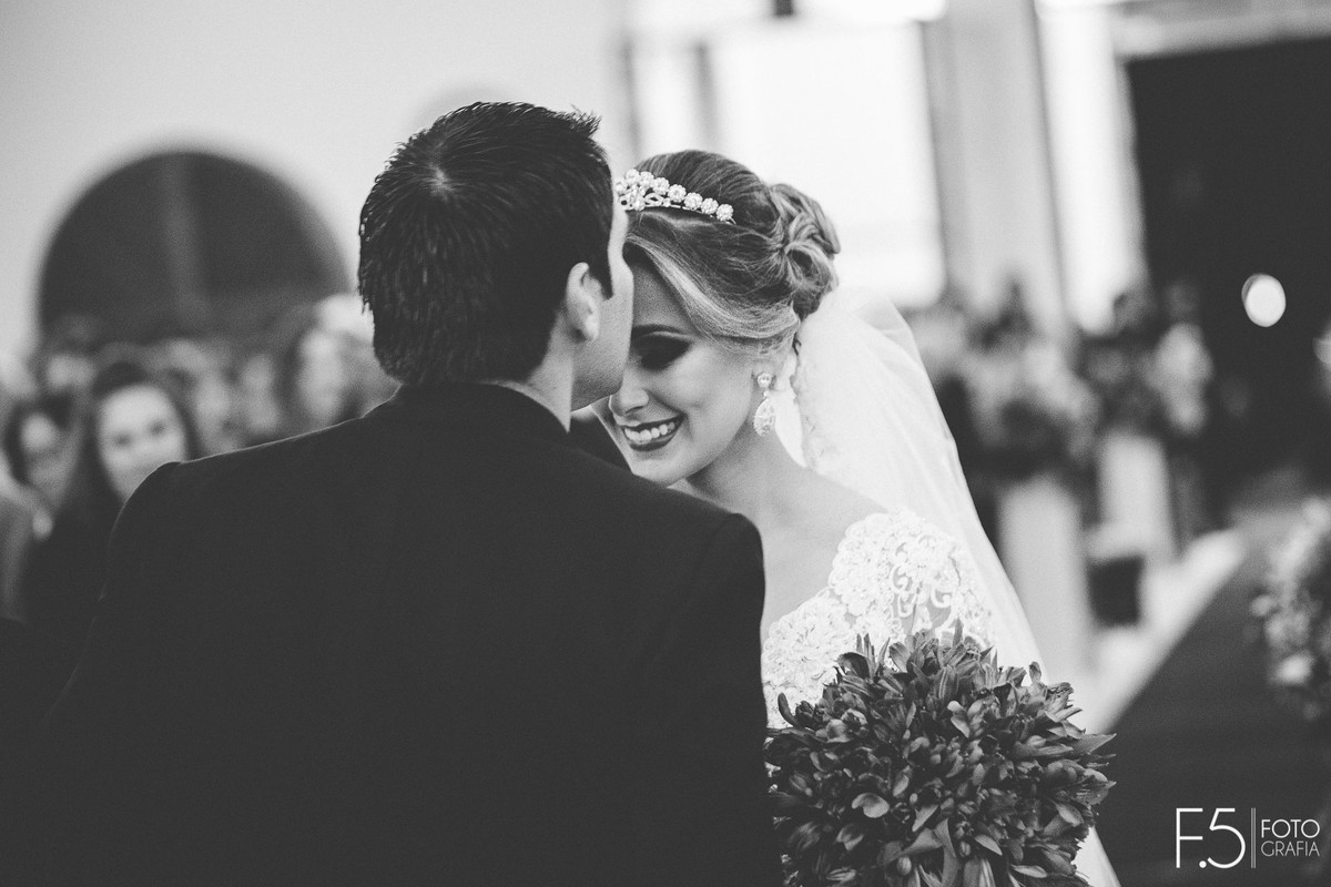 Casamento Ana Paula e Renan, noivo beijando testa da noiva. Casamento Muzambinho - MG