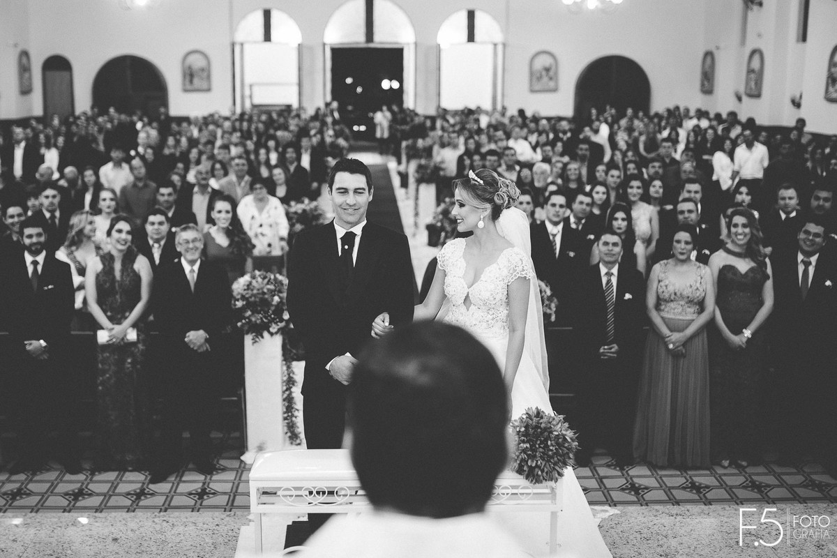 Casamento Ana Paula e Renan, noiva olhando e sorrindo para noivo. Casamento Muzambinho - MG