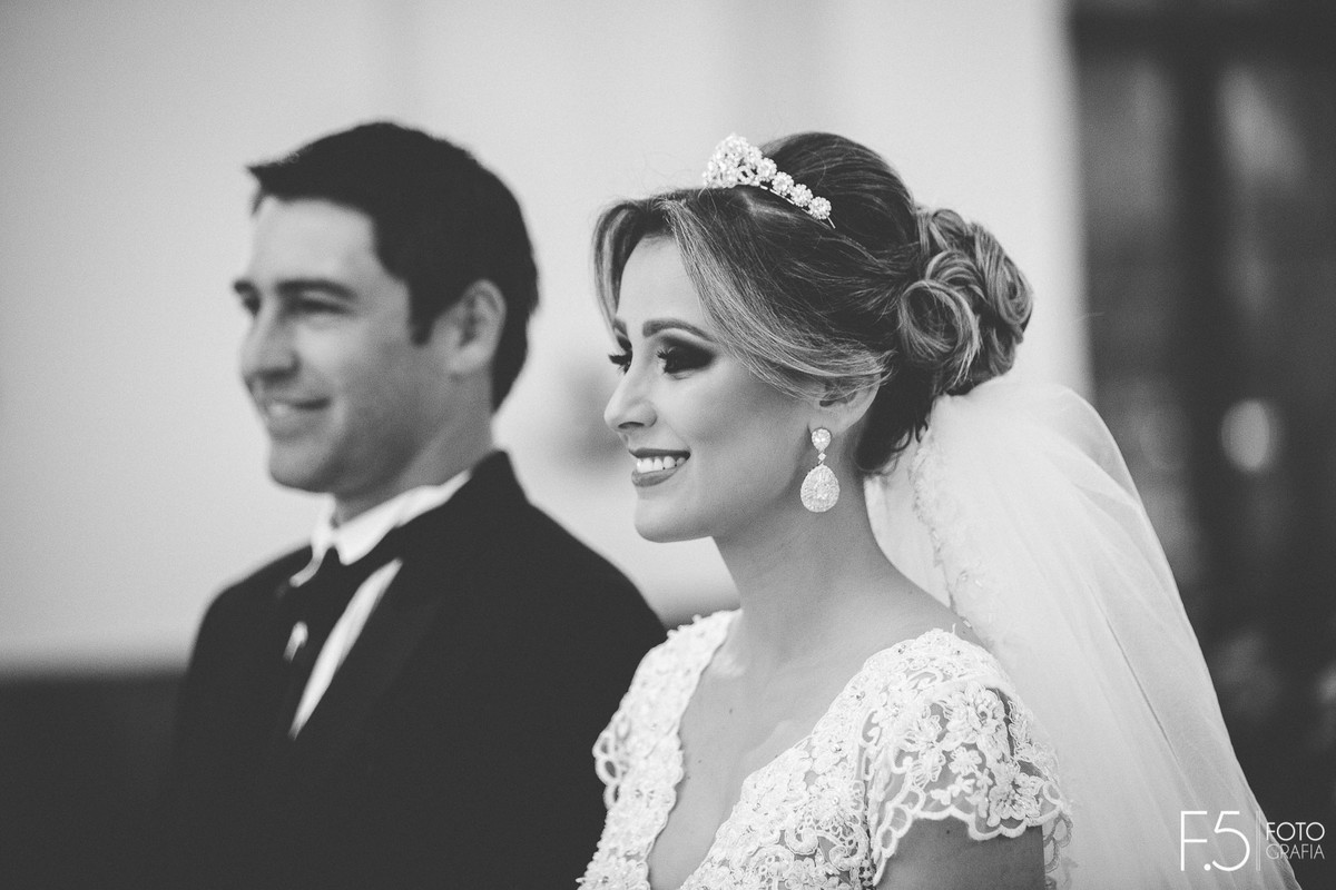 Noivos Ana paula e Renan em meio a sua cerimônia. Casamento Muzambinho - MG