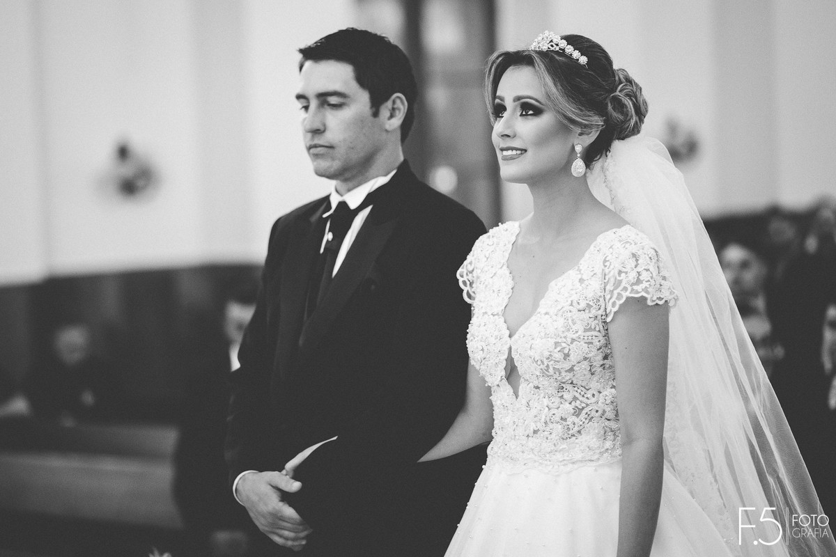 Noivos Ana paula e Renan em meio a sua cerimônia Casamento Muzambinho - MG