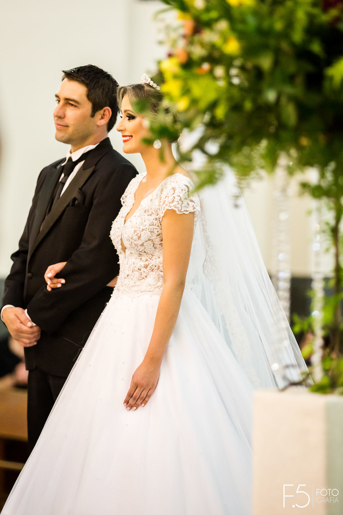 Noivos Ana paula e Renan em meio a sua cerimônia Casamento Muzambinho - MG