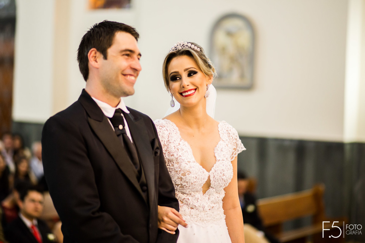 Noivos Ana paula e Renan sorrindo em meio a sua cerimônia Casamento Muzambinho - MG