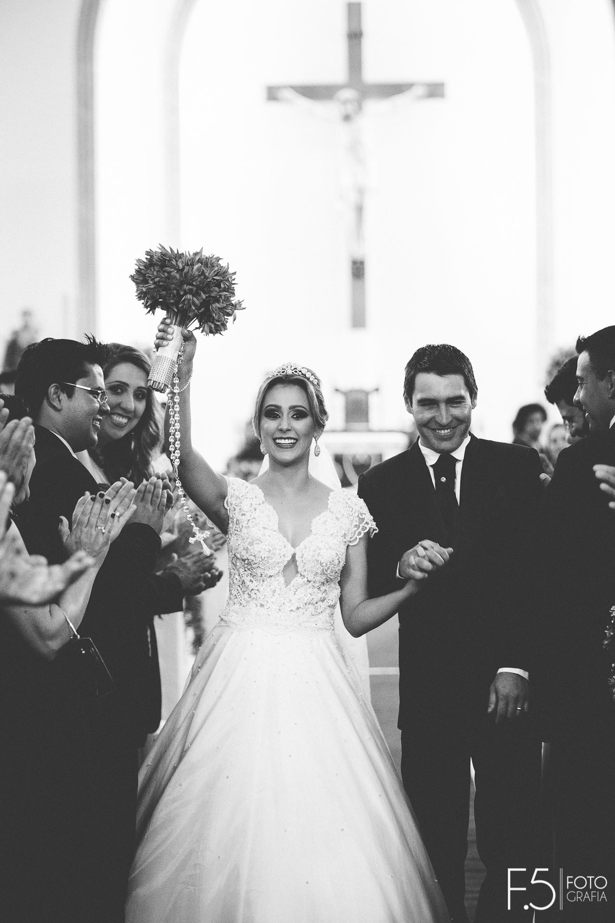 Final da cerimônia dos noivos Ana Paula e Renan Casamento Muzambinho - MG