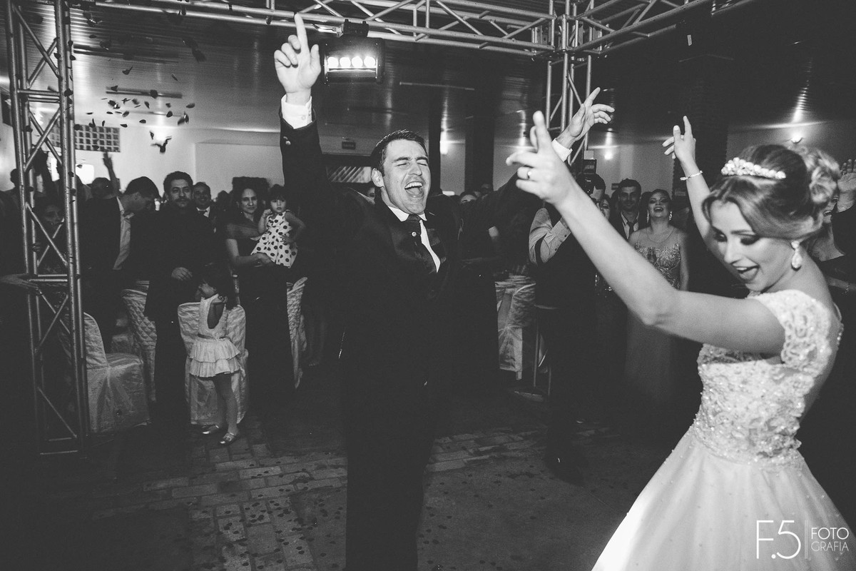 Noivo curtindo sua festa de casamento Casamento Muzambinho - MG