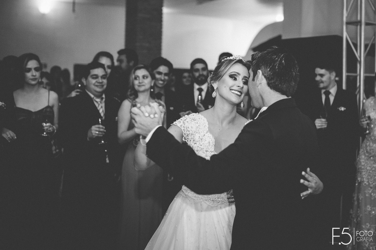 Noivos dançando em sua festa de casamento. Casamento Muzambinho - MG