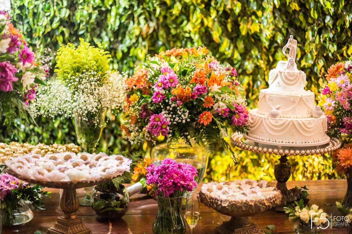 Decoração da festa dos noivos Ana Paula e Renan Casamento Muzambinho - MG