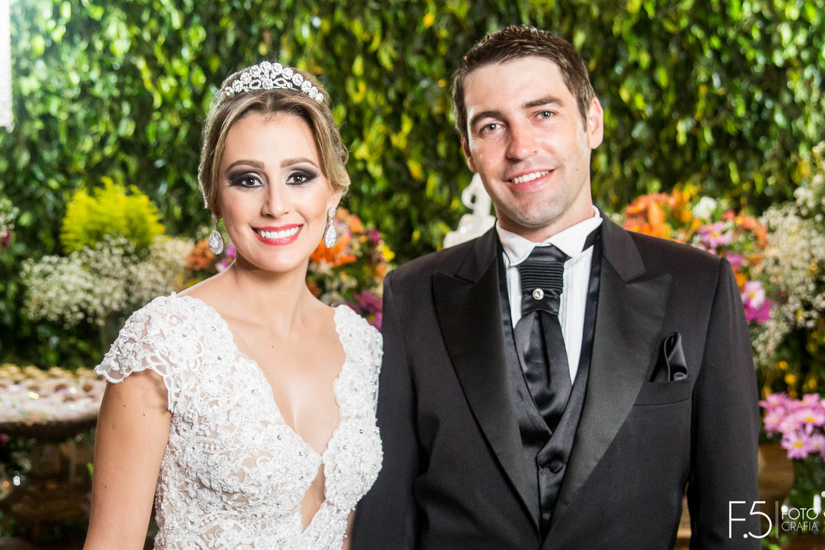 Noivos Ana Paula e Renan já em sua festa de casamento. Casamento Muzambinho - MG