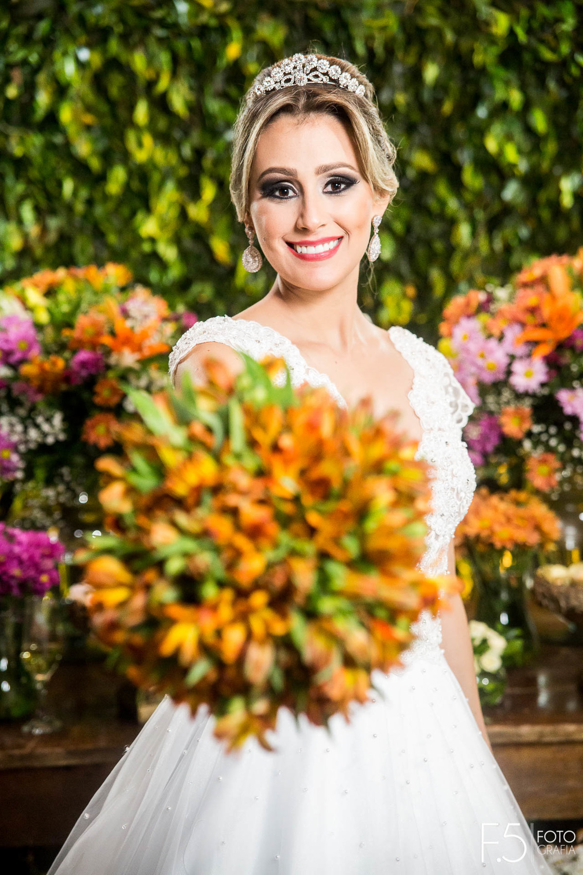 Noiva Ana Paula com seu buquê Casamento Muzambinho - MG