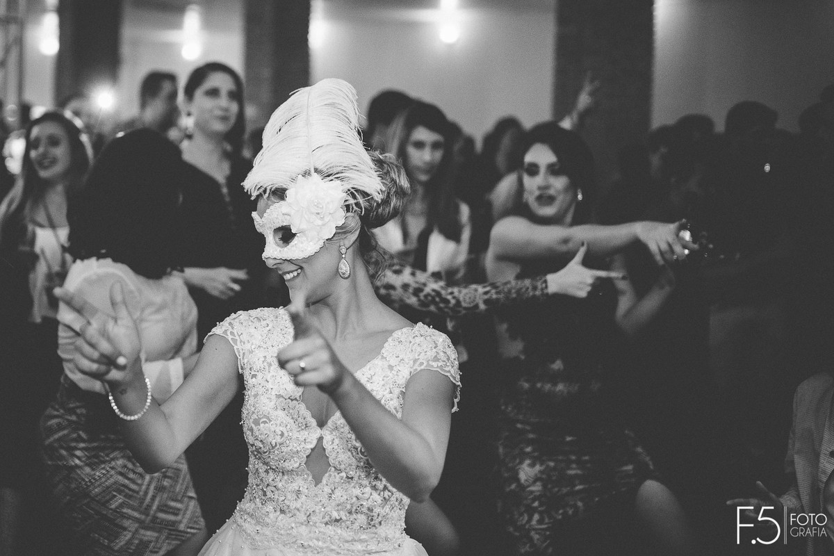 Noiva Ana Paula dançando em sua festa de casamento Casamento Muzambinho - MG