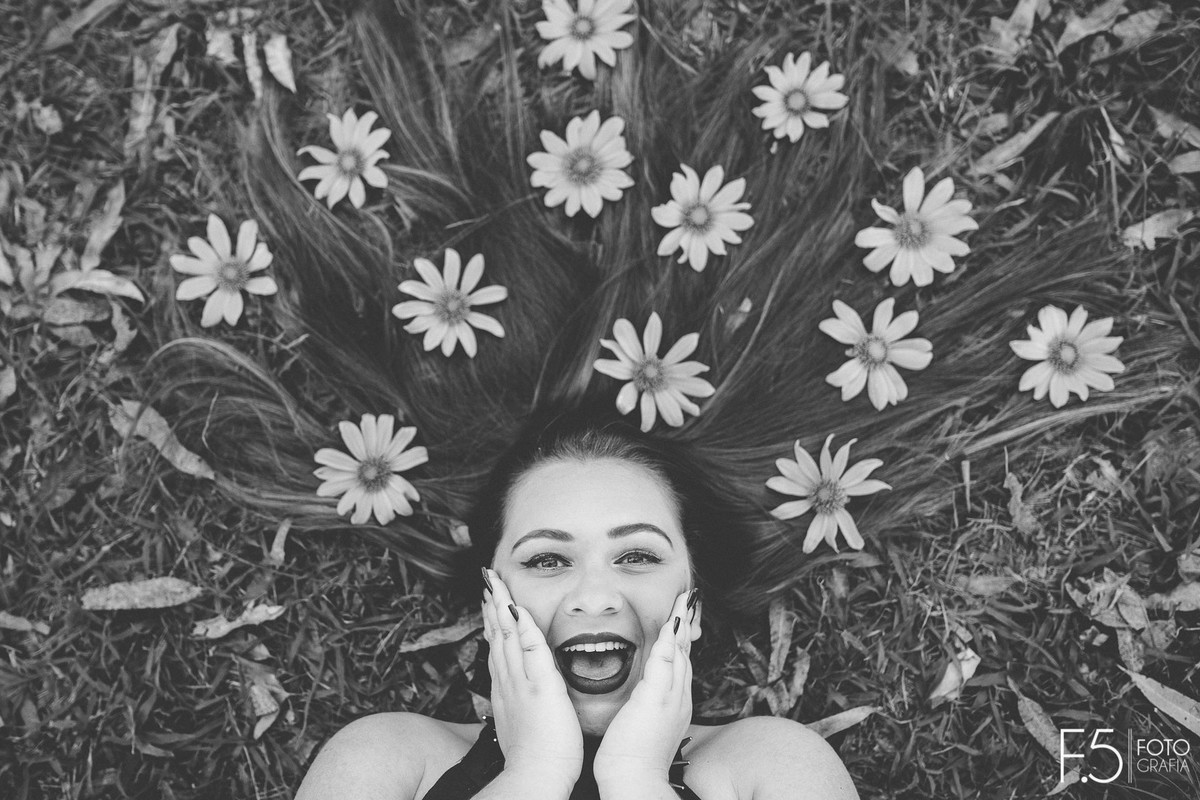 Sorrindo, com flores no cabelo,  Ensaio Feminino Muzambinho - MG