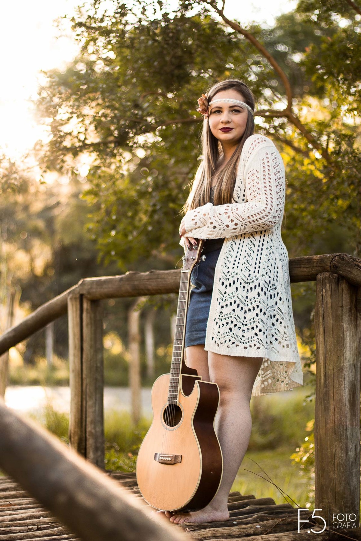 Jade em meio a uma ponte, segurando seu violão,  Ensaio Feminino Muzambinho - MG