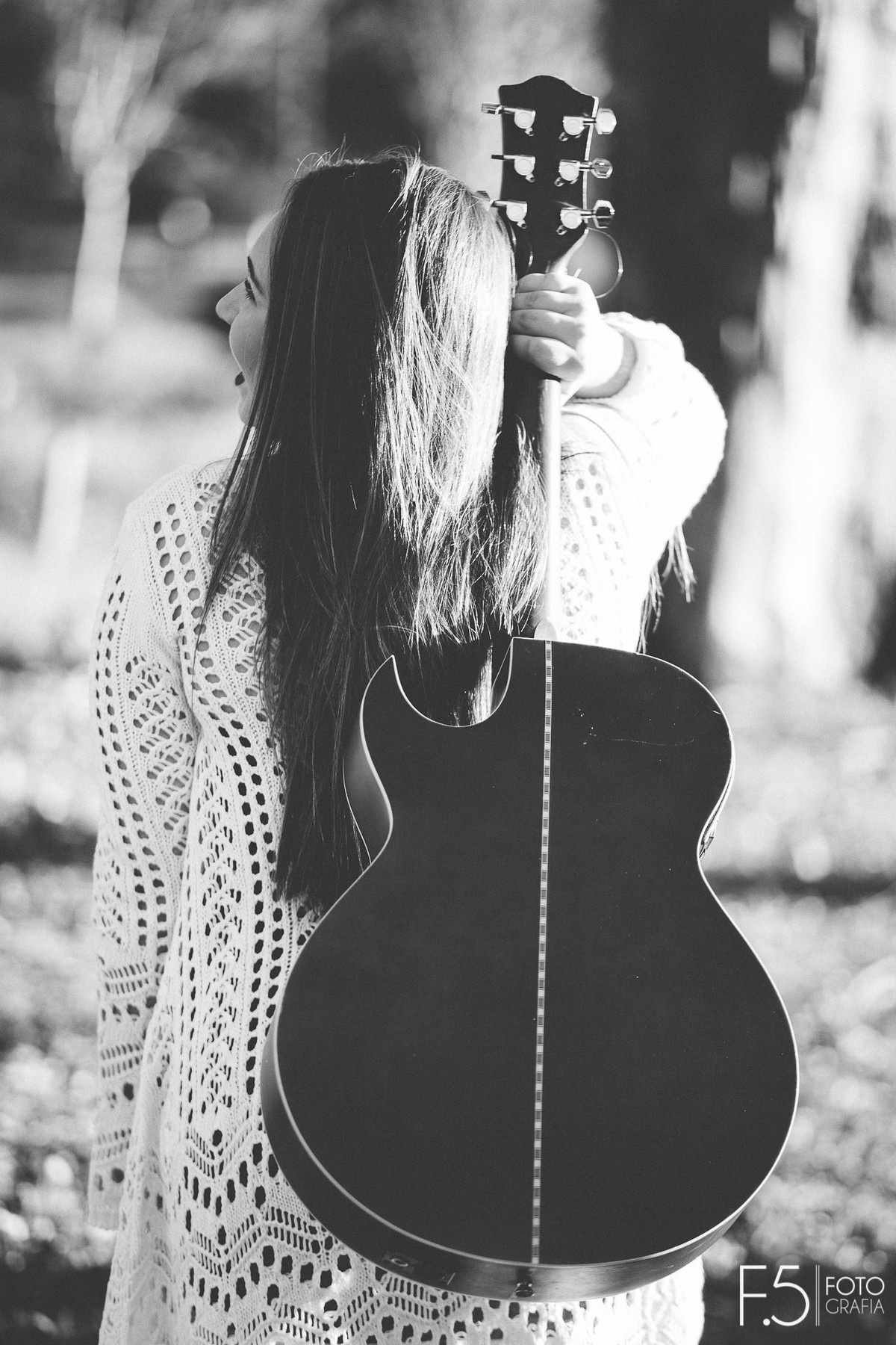 Jade caminhando, segurando seu violão,  Ensaio Feminino Muzambinho - MG