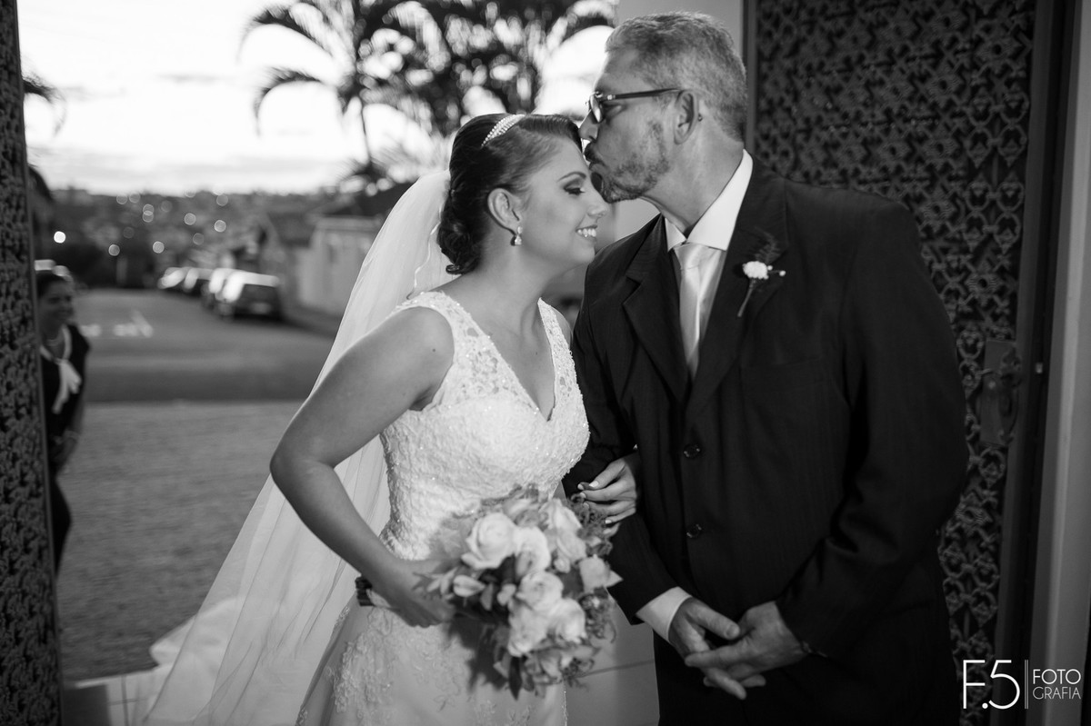 Fotógrafo de casamento Mococa, pai da noiva, Casamento, Casamento na igreja, Pai beijando a noiva