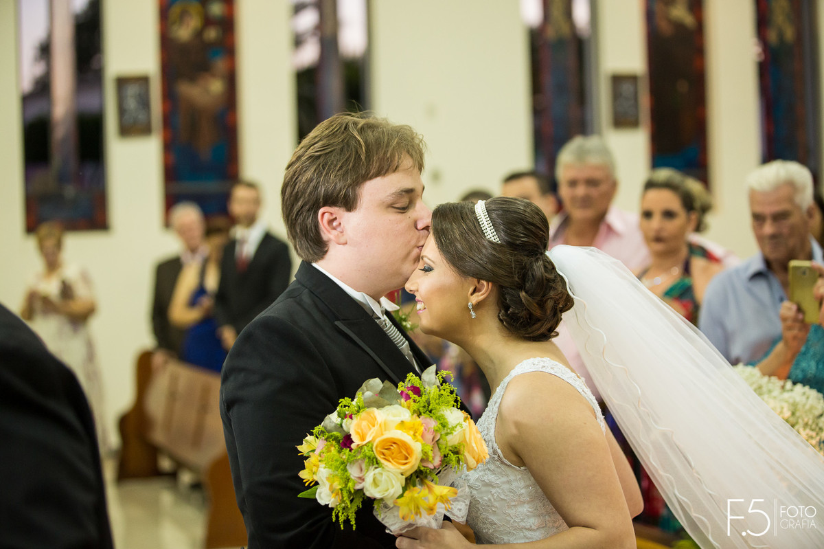 Fotógrafo de casamento Mococa, Casamento, Casamento na igreja, Noiva entrando, Noivo beijando a noiva