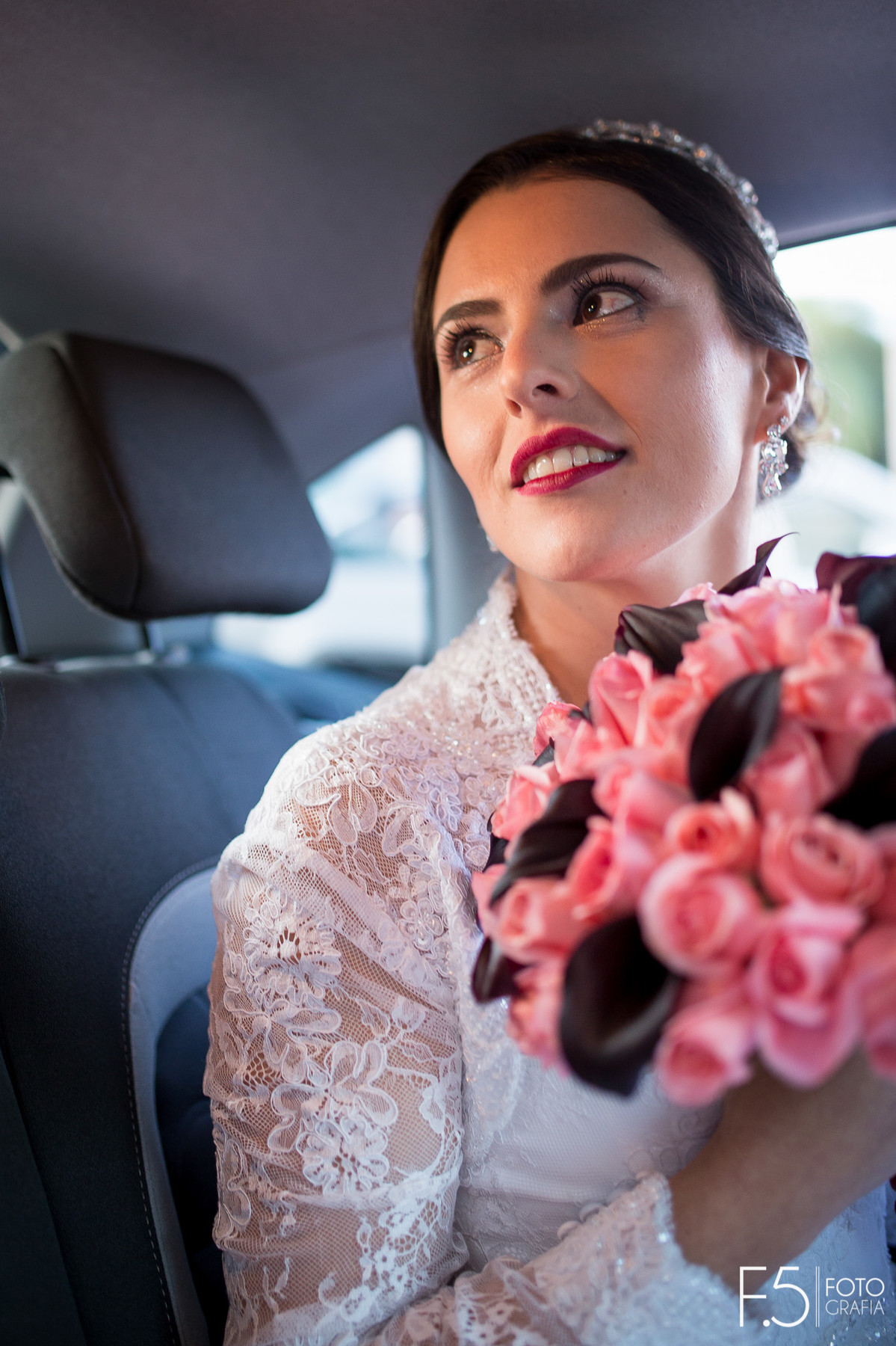 Noiva no carro antes de entrar na cerimônia, Casamento  Muzambinho - MG