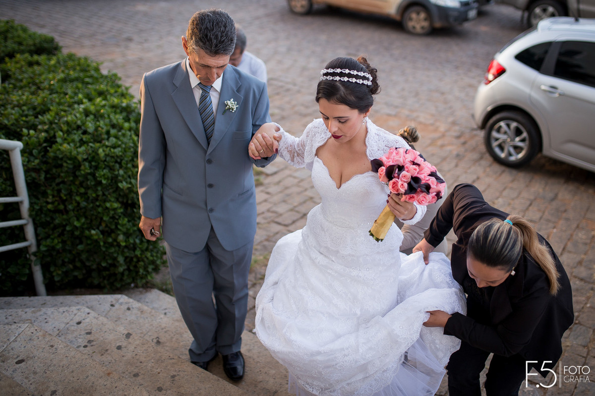 Noiva subindo escada para entrar na igreja  Casamento  Muzambinho - MG