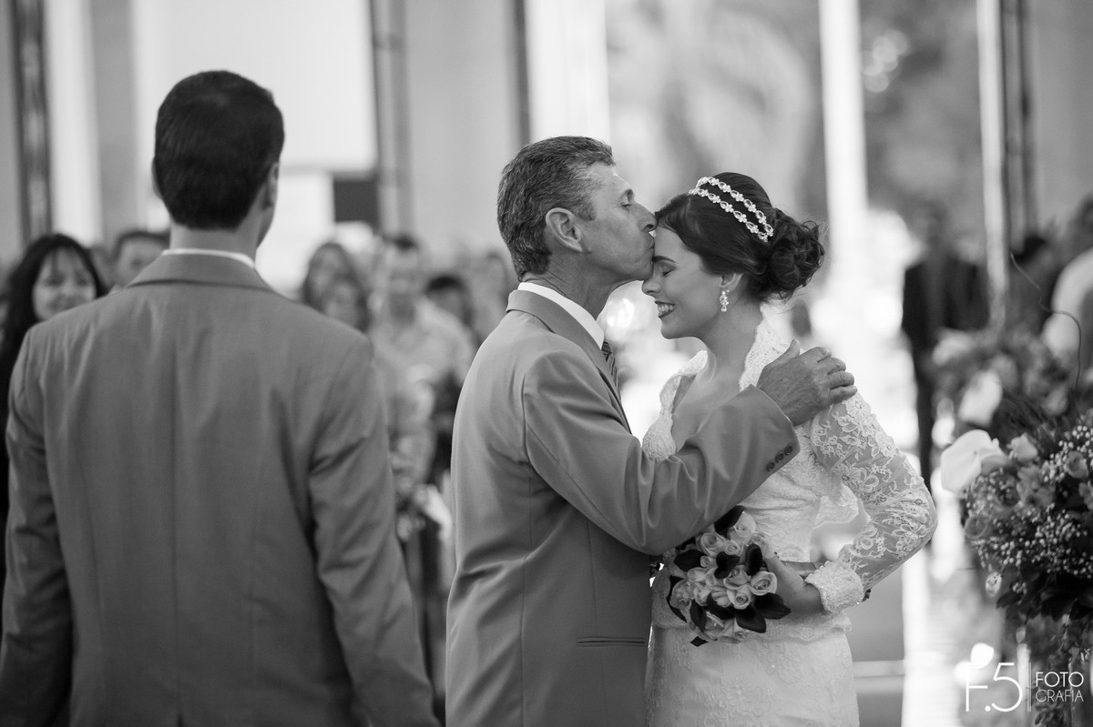 Pai beijando testa da filha noiva, Casamento  Muzambinho - MG