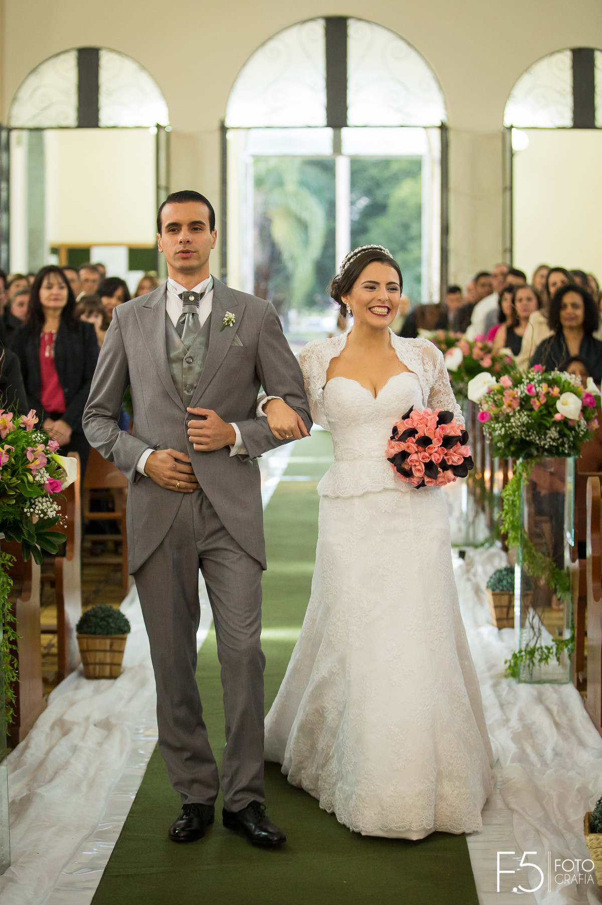 Noivos entrando para cerimônia, Casamento  Muzambinho - MG