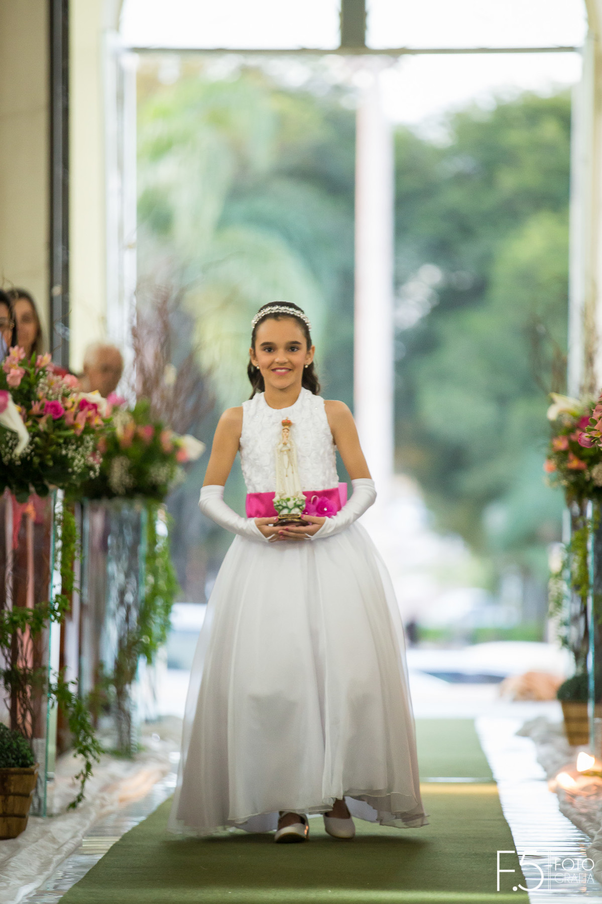 Entrada na igreja segurando santo escolhido pelos noivos, Casamento  Muzambinho - MG