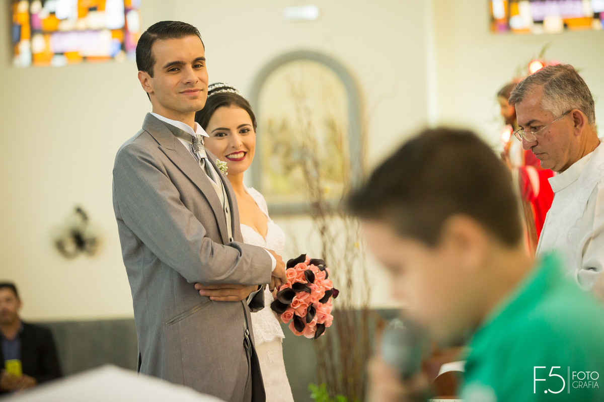 Noivos em meio a cerimônia, Casamento  Muzambinho - MG