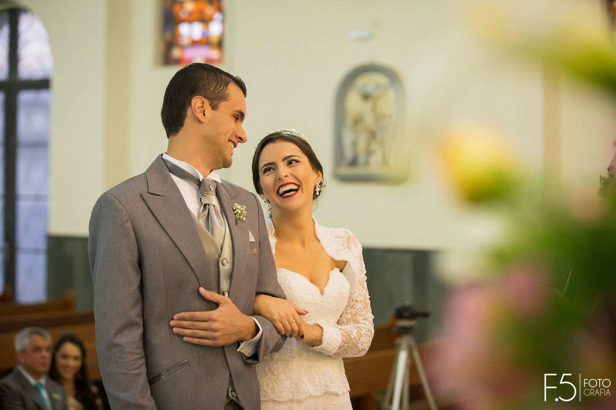 Noivos sorrindo em meio a cerimônia, Casamento  Muzambinho - MG