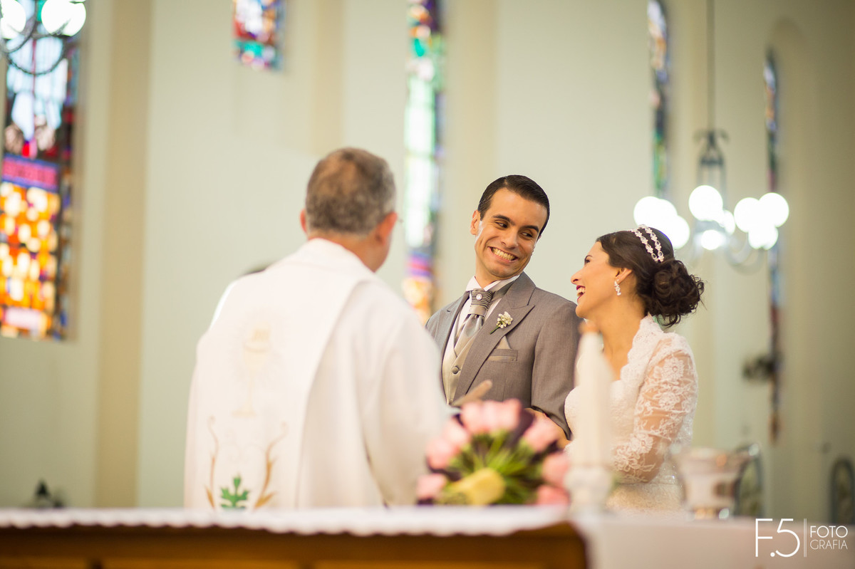 Noivos se olhando e sorrindo em meio a cerimônia, Casamento  Muzambinho - MG