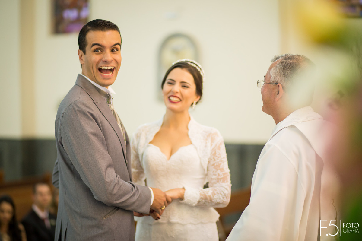 Noivos sorrindo em meio a cerimônia, Casamento  Muzambinho - MG