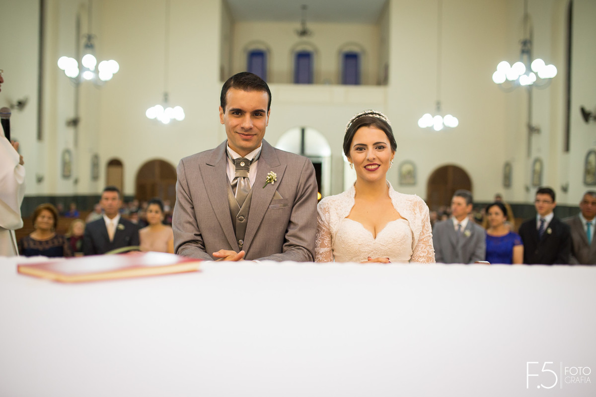 Noivos ajoelhados em meio a cerimõnia, Casamento  Muzambinho - MG