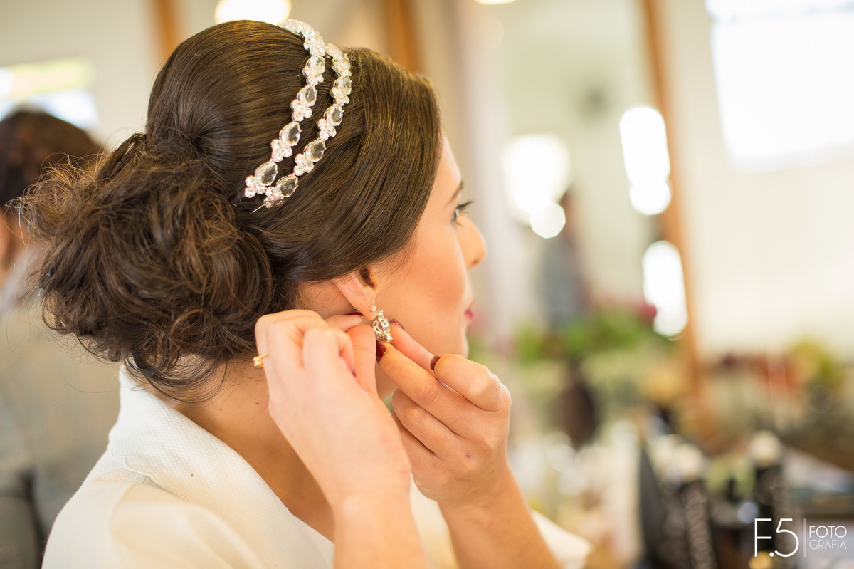 Noiva colocando brinco, Making Of, Casamento  Muzambinho - MG