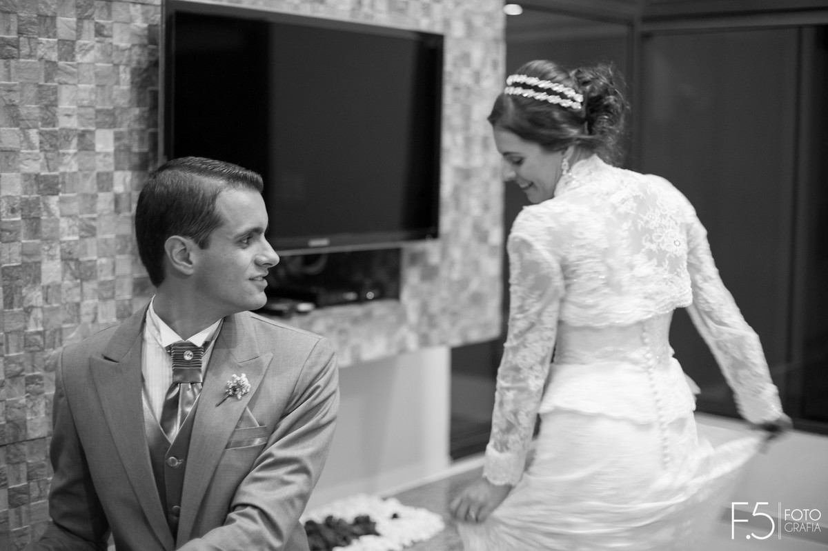 Noivo olhando para noiva, após a cerimônia, Casamento  Muzambinho - MG