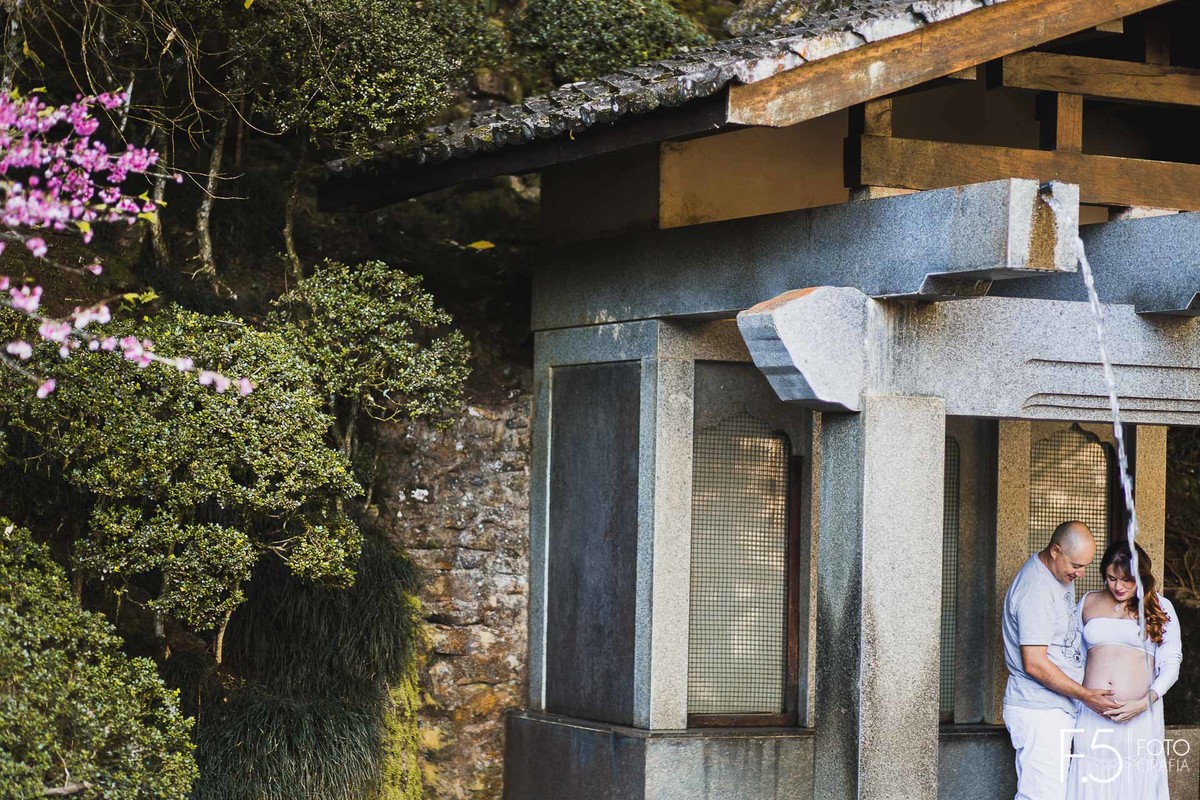 Casal olhando barriga da gestante, Ensaio Gestante Poços de Caldas - MG